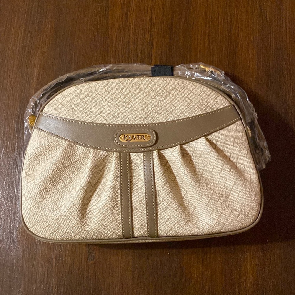 Lousier nwt purse $20. Tan/light brown